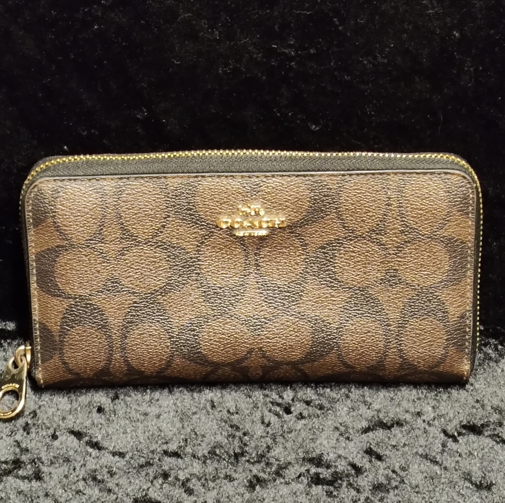 Women's Coach Wallet with Discounted Shipping!